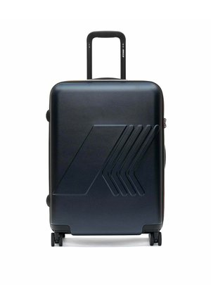 Valigia rigida nera con superficie testurizzata, caratterizzata da un motivo a linee diagonali, manico retraibile e due ruote per la mobilità.