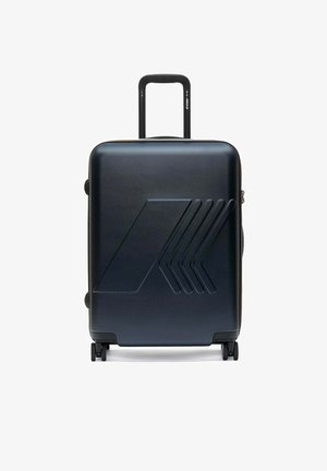 Valise noire à coque rigide avec une surface texturée, présentant un motif de lignes diagonales, une poignée rétractable et deux roues pour la mobilité.