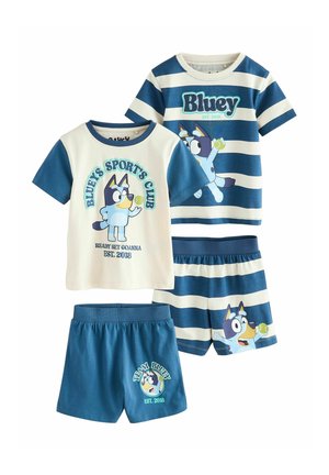Twee paar blauw-wit gestreepte en effen blauwe shorts met bijpassende T-shirts met een cartoon hondenfiguur en tekst over sportclubs.