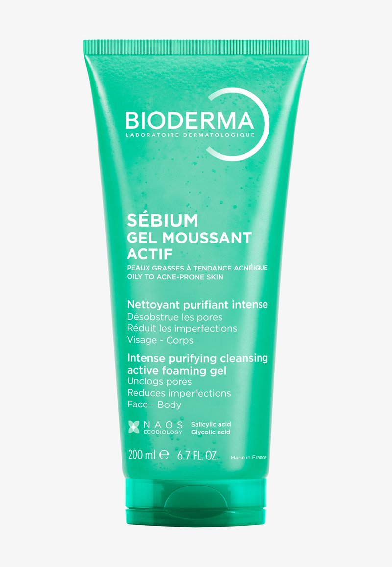 Grüne Tube Bioderma Sébium Gel Moussant Actif mit Text, der es als intensiv reinigendes schäumendes Gel für fettige bis zu Akne neigende Haut beschreibt, 200 ml.