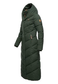 Groene lange pufferjas met een grote capuchon, voorzien van een rits aan de voorkant, diagonale gestikte secties en zijzakken met leren accenten.