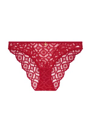 String en dentelle rouge avec des motifs géométriques complexes, des bords festonnés et un petit charm en or au centre devant. Matière semi-transparente.