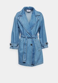 Džínový trenčkot v světle modré barvě s páskem v pase, velkými klopami a dvěma předními kapsami. Má ohrnuté rukávy a knoflíkové detaily.