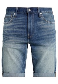 Denim shorts in een lichte naar donkere blauwe gradient, met een opgerolde zoom, vijf zakken, knoop- en ritsluiting, en zichtbare stiksels.