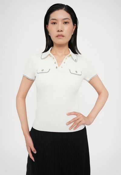 Weißes kurzärmeliges Polo-Shirt mit Rippstruktur, Kontrastnähten und dekorativen Knöpfen. Verfügt über zwei Fronttaschen mit Klappen und einen spitzen Kragen.