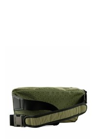 Sac bandoulière en nylon vert avec motif logo répétitif, forme rectangulaire, sangle ajustable et accents de quincaillerie noirs.