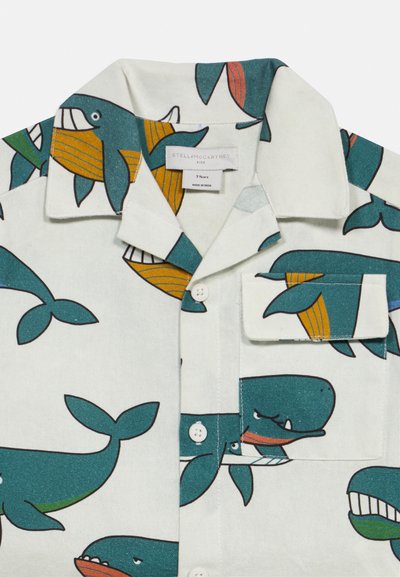 Παιδικό λευκό πουκάμισο με κουμπιά μπροστά, με πολύχρωμο σχέδιο από καρτούν φάλαινες και ψάρια, μπροστινή τσέπη και γιακά.