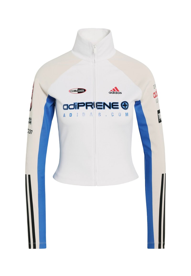 Hvid zip-up jakke med blå og beige accenter, der har "adiPREENE" i fed blå tekst og tre sorte striber på ærmerne. Lavet af ClimaCool-materiale.
