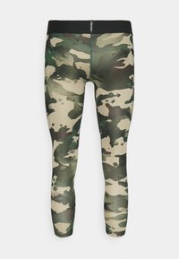 Leggings de compression pour homme, longueur totale, motif camouflage vert et beige, taille noire avec petit logo blanc.