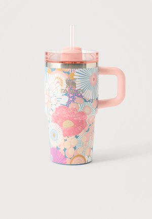 Mug de voyage avec poignée rose, motif floral, couvercle transparent et paille intégrée pour boire.
