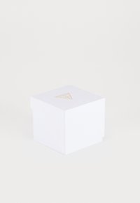 Boîte cadeau carrée blanche avec une surface texturée et un logo triangulaire doré sur le dessus. La boîte présente un design de fermeture à rabat.