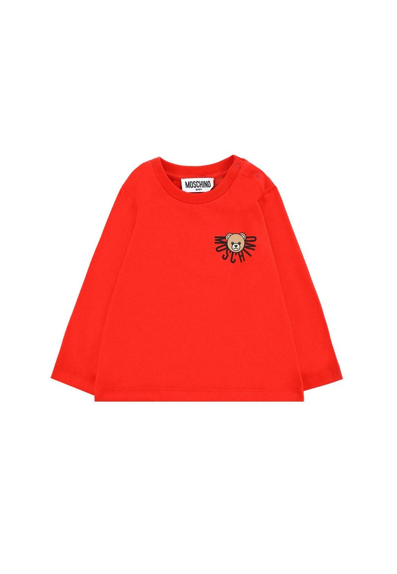 Maglietta rossa a maniche lunghe in cotone. Presenta una grafica di un orso sul lato sinistro del petto e il nome del marchio "MOSCHINO" in un carattere giocoso.