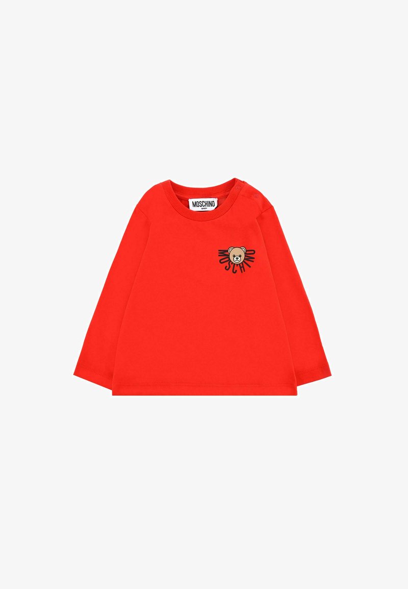 Rode longsleeve shirt van katoen. Heeft een berenafbeelding op de linkerkant van de borst en de merknaam "MOSCHINO" in een speelse lettertype.