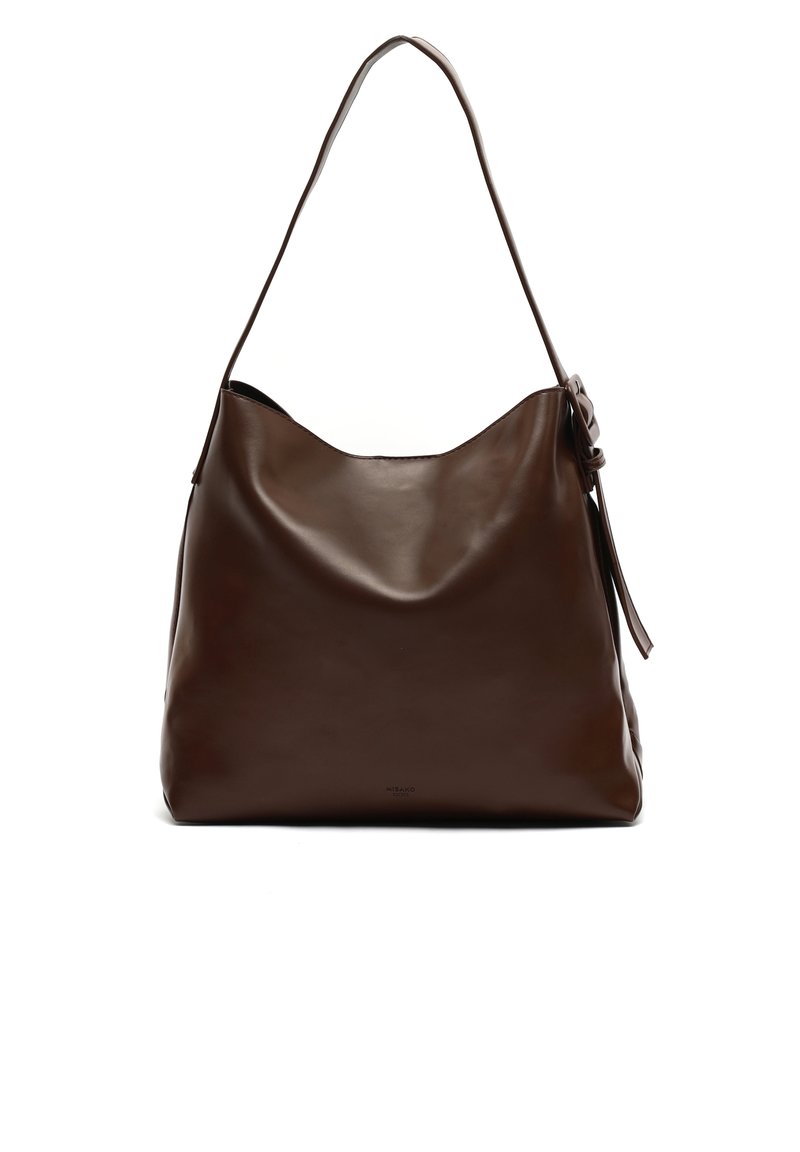 Borsa hobo in pelle marrone con una texture liscia, una tracolla singola e una forma rilassata. Presenta un design minimalista e senza hardware visibile.