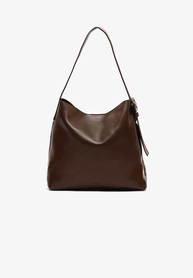 Borsa hobo in pelle marrone con una texture liscia, una tracolla singola e una forma rilassata. Presenta un design minimalista e senza hardware visibile.