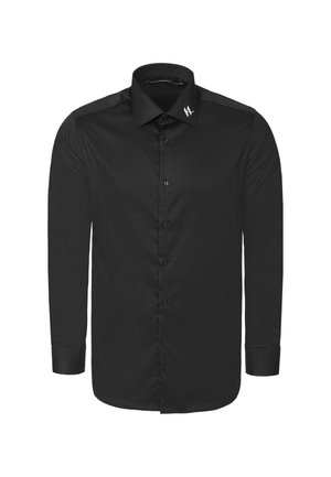 Schwarzes langärmeliges Hemd mit Knopfleiste, spitzem Kragen und weißem, gesticktem Logo an der linken Kragenspitze, auf weißem Hintergrund dargestellt.