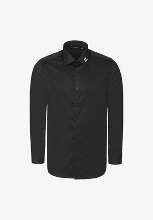 Schwarzes langärmeliges Hemd mit Knopfleiste, spitzem Kragen und weißem, gesticktem Logo an der linken Kragenspitze, auf weißem Hintergrund dargestellt.