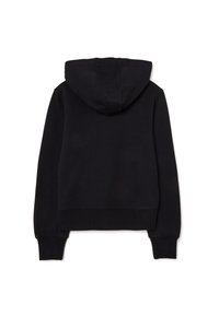 Sudadera negra con capucha que presenta una textura suave, puños acanalados y un diseño recortado. La parte posterior tiene un acabado simple y sin costuras.