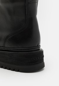 Sneaky Steve SLACK - Stivaletti stringati - black