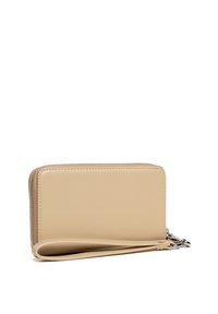 Portefeuille en cuir beige avec une texture lisse, fermeture zippée et une sangle de poignet amovible. Présente des accents en métal argenté.
