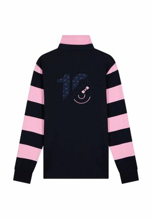 Polo à manches longues avec un corps bleu marine, des manches rayées rose et noir, le numéro 16 brodé dans le dos, et un col.