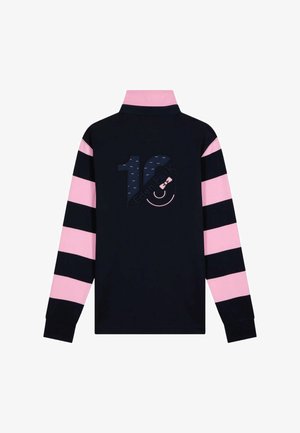 Polo à manches longues avec un corps bleu marine, des manches rayées rose et noir, le numéro 16 brodé dans le dos, et un col.