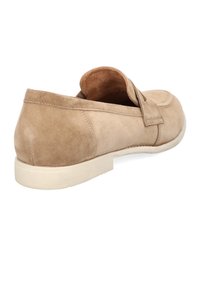 Beżowe zamszowe buty o niskim profilu, zaokrąglonym czubku i prostym wzorze. Posiadają fason wsuwany z małym paskiem na podbiciu.