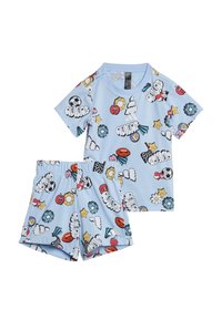 Conjunto de camiseta de manga corta azul claro y pantalones cortos que presenta patrones de dibujos animados coloridos, incluyendo objetos deportivos, estrellas y nubes. Material de algodón.