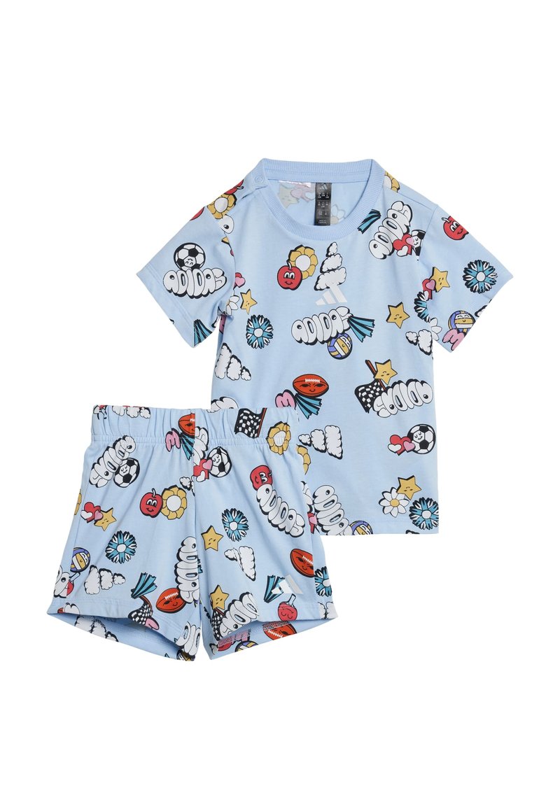 Conjunto de camiseta de manga corta azul claro y pantalones cortos que presenta patrones de dibujos animados coloridos, incluyendo objetos deportivos, estrellas y nubes. Material de algodón.