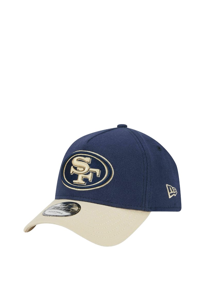 Marineblaue Kappe mit goldgesticktem 'SF'-Logo, beigem Schirm und strukturiertem Stoff. Mit einem New Era-Tag an der Seite und verstellbarem Rücken. 