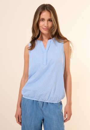 Top sans manches rayé bleu et blanc avec un col en V, ourlet froncé et tissu doux et léger. Associé à un pantalon bleu clair.