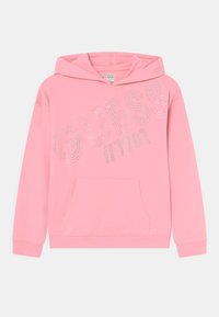 Różowa bluza z kapturem, wykonana z miękkiego materiału, z kieszenią typu kangur i dużą grafiką "GUESS 1981" ozdobioną dżetami z przodu.