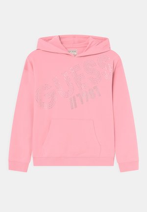 Felpa rosa realizzata in tessuto morbido, con tasca a marsupio e una grande grafica "GUESS 1981" impreziosita da strass sul davanti.