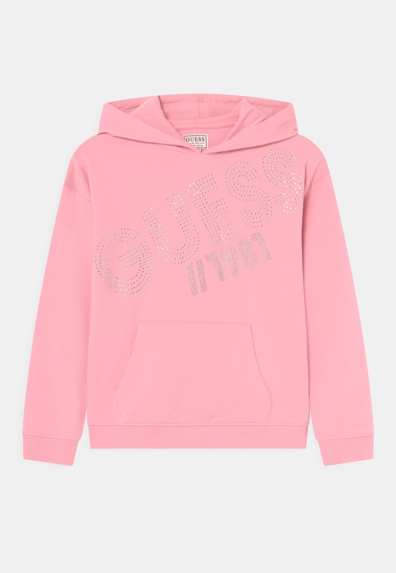 Różowa bluza z kapturem, wykonana z miękkiego materiału, z kieszenią typu kangur i dużą grafiką "GUESS 1981" ozdobioną dżetami z przodu.