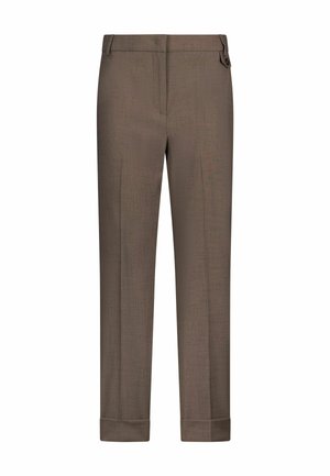 Pantalones marrones a medida con una textura suave, corte recto y bajos ligeramente entallados, con un detalle de botón lateral.