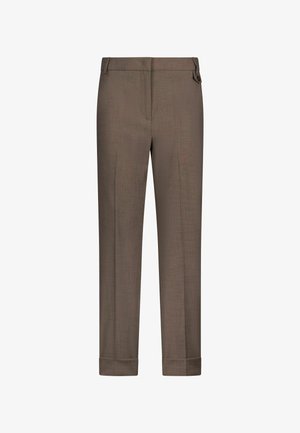 Pantalones marrones a medida con una textura suave, corte recto y bajos ligeramente entallados, con un detalle de botón lateral.