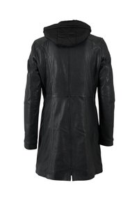 Abrigo de cuero negro con capucha, con una textura suave, mangas largas y detalles en las costuras, que termina justo por encima de la rodilla con una parte trasera dividida.