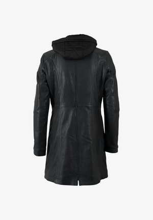 Cappotto in pelle nera con cappuccio, caratterizzato da una texture liscia, maniche lunghe e dettagli sul cucito, che termina poco sopra il ginocchio con uno spacco sul retro.