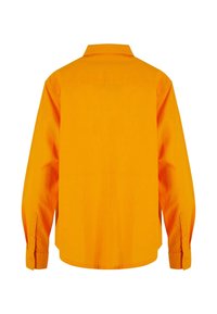 Orange långärmad skjorta i lätt tyg. Har en standardkrage, knäppta ärmslut och full baksidan utan mönster.