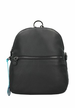 Zaino in pelle nera con una texture a ciottoli, forma arrotondata, tasca frontale con zip e un'accento blu sul lato. Presenta una maniglia superiore.