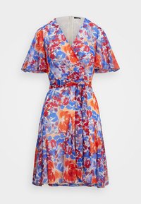 Vestido wrap floral em tecido leve e transparente com tons de vermelho, azul e laranja. Mangas curtas e flared com detalhe de laço na cintura.