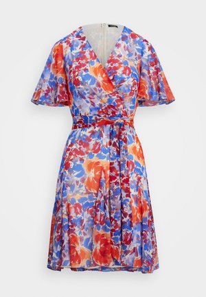 Φλοράλ φόρεμα τύπου wrap σε ελαφρύ, διάφανο ύφασμα με αποχρώσεις κόκκινου, μπλε και πορτοκαλί. Βραχίονες φουσκωτοί και λεπτομέρεια με κορδόνι στη μέση.