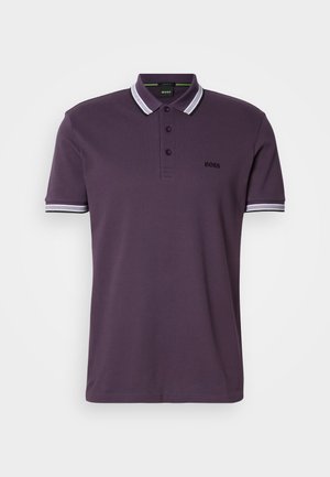 Violet īsām piedurknēm polo krekls ar baltām svītrām apkaklītē un piedurkņu galiem, trīs pogām un mazu melnu "BOSS" logotipu uz krūtīm.