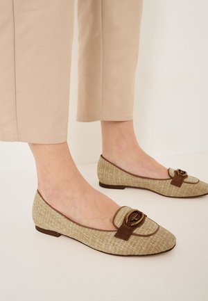 Ballet flats lavet af vævet strå med en tan læderdetalje, der har en guldtonet spænde på vampen, lav profil sål og spidse tæer.