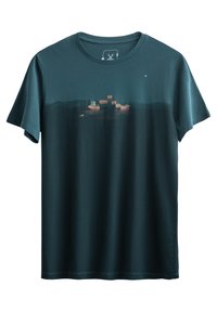 Katoenen t-shirt in donker teal met een grafiek van gelaagde vormen in lichte kleuren in het midden, met een ronde halslijn en korte mouwen.