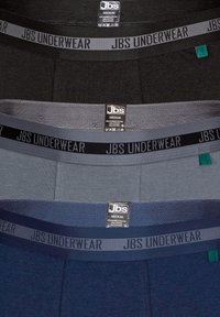 Tre paia di mutande JBS in diverse tonalità: nero, grigio e blu navy. Ognuna presenta un elastico con il marchio ed è realizzata in una miscela di bambù e cotone.