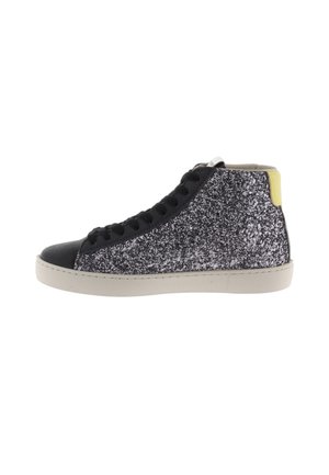 Zapatillas altas con parte superior de purpurina negra, puntera negra y acento amarillo en el talón. Presentan cordones negros y una suela color crema.