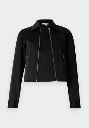 Veste noire courte en tissu lisse et léger. Dotée d'un col, d'une fermeture éclair frontale et de deux poches zippées sur les côtés. Design épuré et minimaliste.