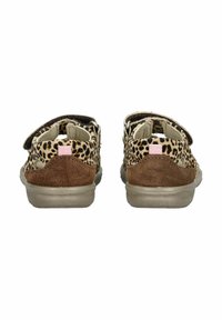 Leopardenmuster Rückansicht Schuhe mit braunen Wildlederakzenten, Klettverschlüssen und grauer Sohle. Offenes Design mit strukturierter Oberfläche.