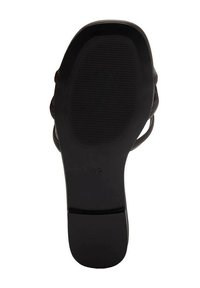 Sole di sandaletti neri con superficie texturizzata, design piatto e materiale in gomma. Presenta una sottile marchiatura e un contorno liscio e arrotondato.